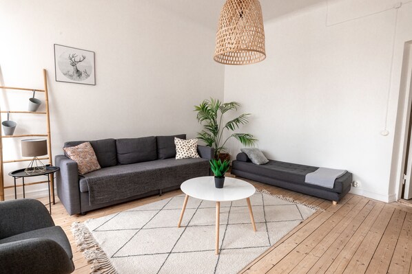 Comfort Apartment | Living area | 40-inch flat-screen TV with cable channels, TV