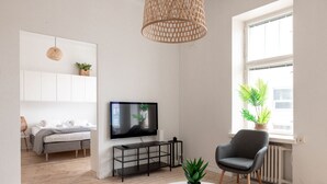 Comfort Apartment | Ruang tamu | 40 inci televisyen skrin rata dengan kabel, TV 