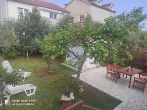 A backyard with a patio area, a small tree, and outdoor furniture. - House with beautiful garden (Fažana)