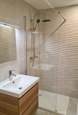 Bathroom - Studio Rénové et Climatisé - 5min à Pied de la mer (Saint-Raphaël)