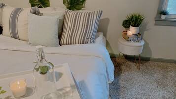 1 室のベッドルーム、デスク、WiFi (無料)、ベッドシーツ