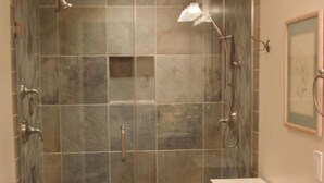 Une salle de bain avec une douche, des toilettes et un lavabo.