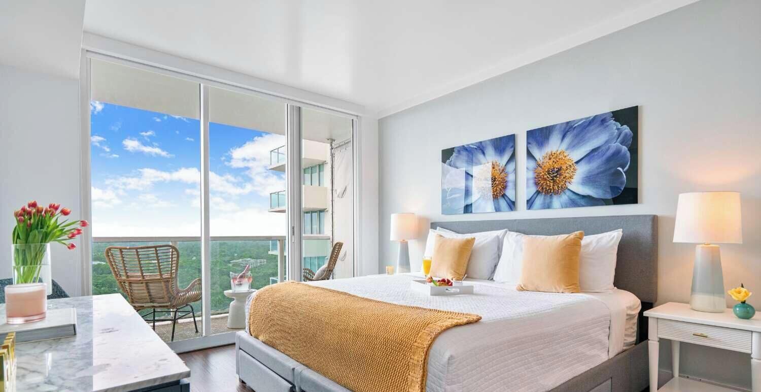 Tabla de planchar con plancha, cuna de viaje, wifi y ropa de cama 