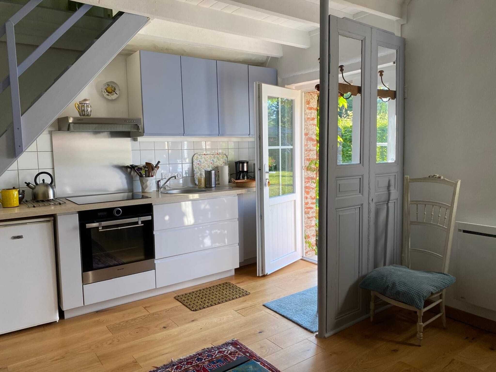 Réfrigérateur, four, tables à manger