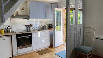 Køleskab, ovn, spisebord