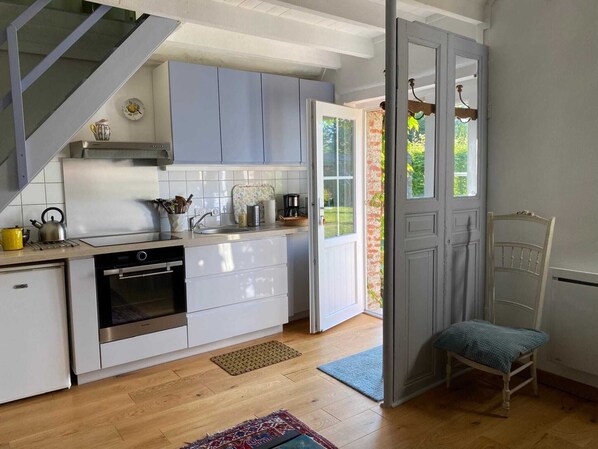 Fridge, oven, dining tables