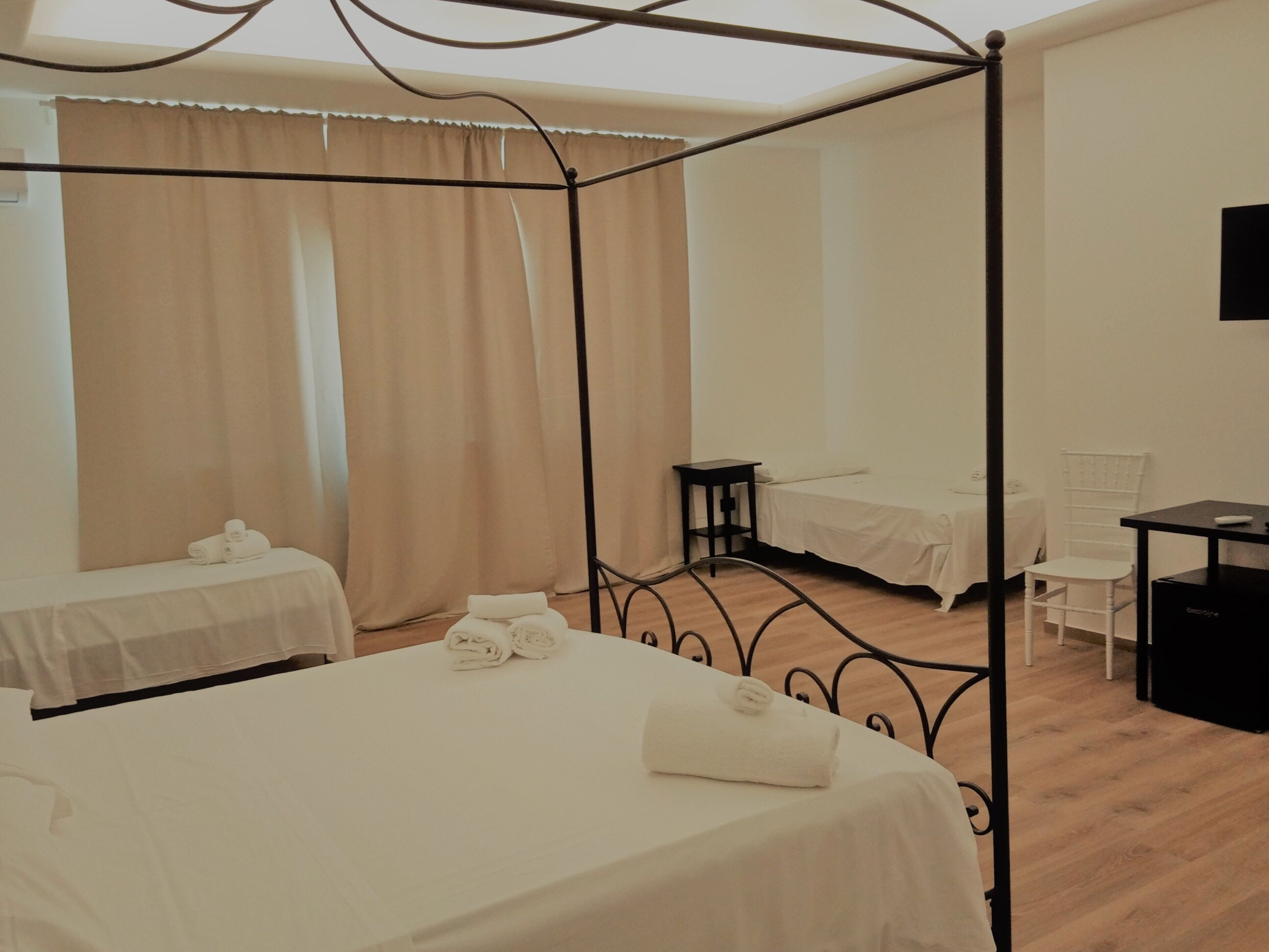 Coffres-forts dans les chambres, bureau, Wi-Fi gratuit, draps fournis