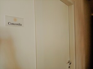 Zimmersafe, Schreibtisch, kostenloses WLAN, Bettwäsche