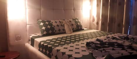 12 slaapkamers, een bureau, een strijkplank/strijkijzer, wifi (toeslag)