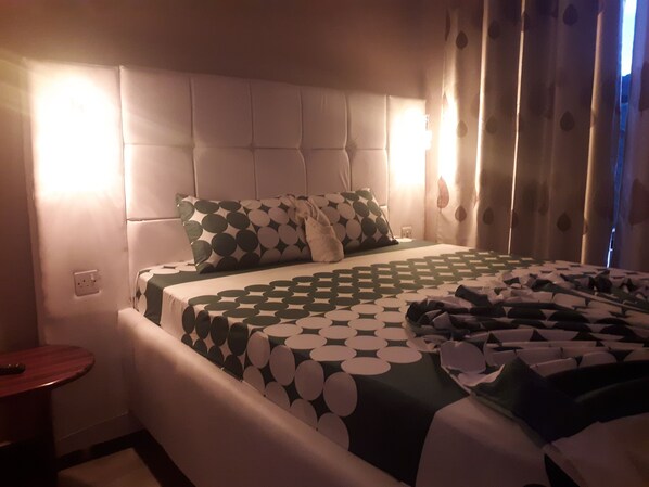 12 dormitoris, escriptori, planxa i posts de planxar i wifi 