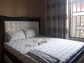 12 Schlafzimmer, Schreibtisch, Bügeleisen/Bügelbrett, WLAN