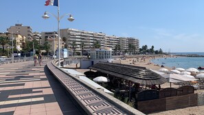 A beachside promenade with a patterned walkway, beach umbrellas, and a view of the sea. - Villa Giovanna, heated pool April & May. French Riviera ⭐⭐⭐⭐ (Saint-Raphaël)