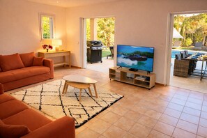 Smart TV, videojuegos, reproductor de DVD y tenis de mesa 