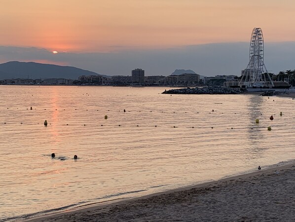 Beach nearby, sun-loungers, beach towels