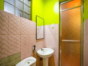 A bathroom with a sink, mirror, and shower. - OYO 802 Ka Farah's Inn (Antipolo)