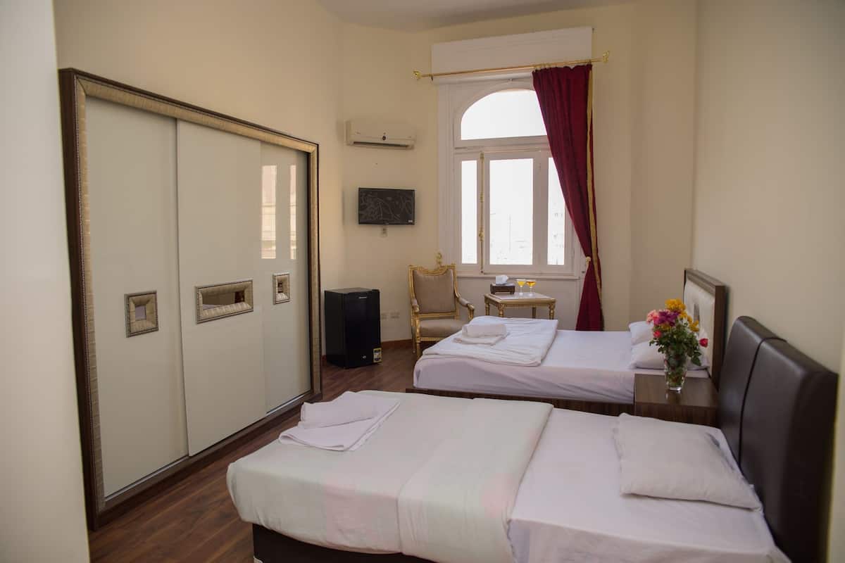 Habitación Deluxe con 2 camas individuales | Ropa de cama de alta calidad, camas Select Comfort y minibar