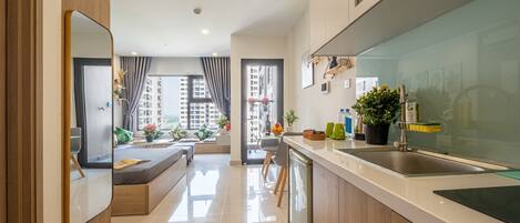 Deluxe-Apartment | Wohnbereich | 55-Zoll-Flachbildfernseher mit Kabelempfang, Fernseher