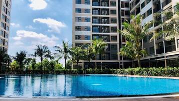 Una piscina techada, una piscina al aire libre de temporada