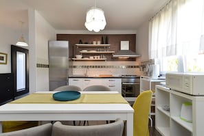 Refrigerador, microondas, horno, placa de cocina