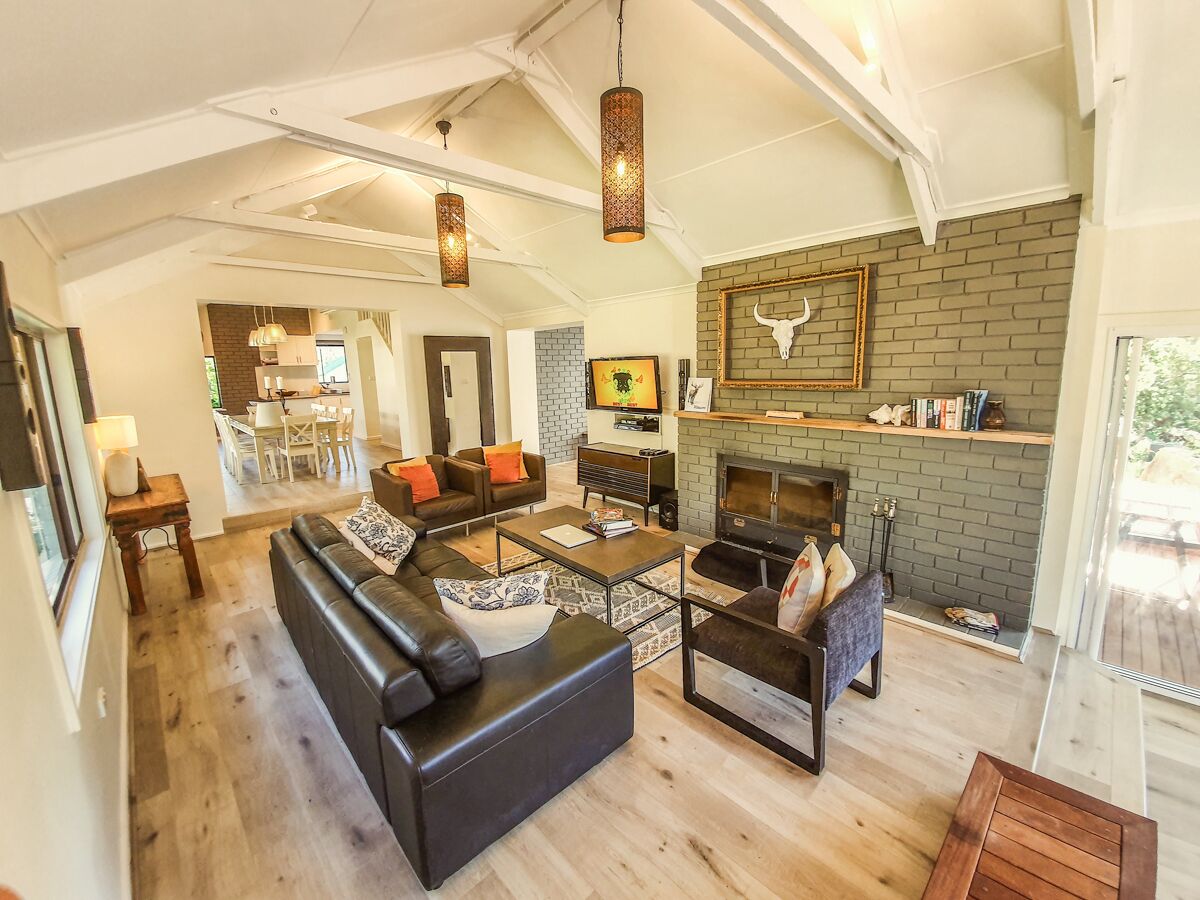 Smart TV, chimenea, Netflix y libros 