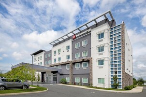 Un hotel moderno a più piani, con un'imponente insegna 'BW' sulla facciata.