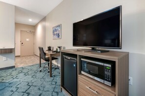 Quarto standard, 2 camas Queen, acessível, geladeira e micro-ondas | Escrivaninha, espaço de trabalho para notebook, Wi-Fi de cortesia