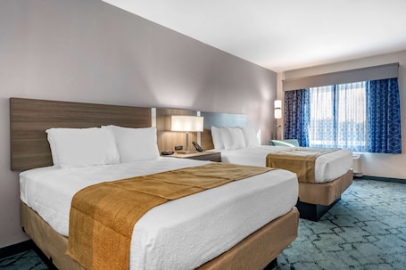 Desk, laptop workspace, free WiFi, bed sheets. Best Western Plus Lakeland