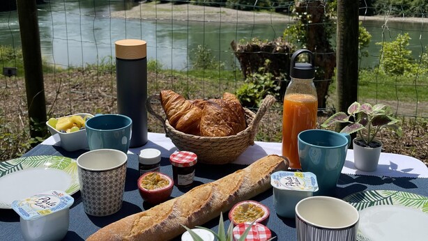 Superior Double Room, Canal View (Bulle Pegase) | Food and drink - Les Nuits de Cassiopée (Sorde-l'Abbaye)