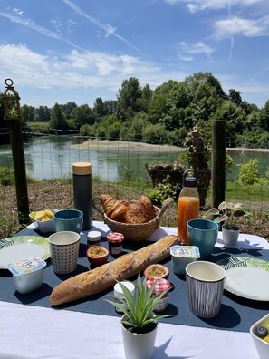 Superior Double Room, Canal View (Bulle Pegase) | Food and drink - Les Nuits de Cassiopée (Sorde-l'Abbaye)