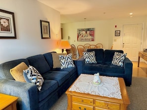 TV, fireplace, DVD player - Cozy vacation condo sleeps 6. #201 (Lincoln)