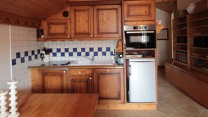 Private kitchen - Spacious 4-room apartment well equipped with Wi-Fi and parking, at the foot of the ski bus (Les Carroz d'Arâches)