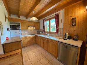 Kylskåp, mikrovågsugn och diskmaskin
