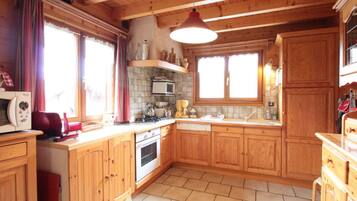 Een microgolfoven, een vaatwasser