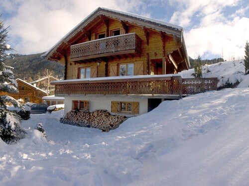 Cozy 3-Bedroom Chalet for 6/8: Wood Stove, Quiet Area, Near Slopes