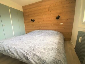 1 slaapkamer, een bureau, een strijkplank/strijkijzer