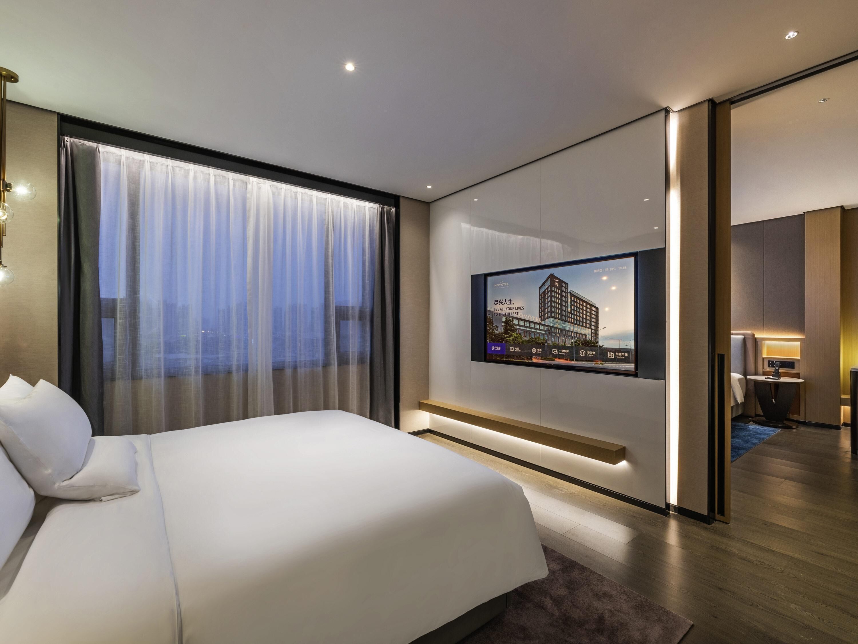 Deluxe-Suite, Mehrere Betten | Daunenbettdecken, Betten mit Memory-Foam-Matratzen, Schreibtisch
