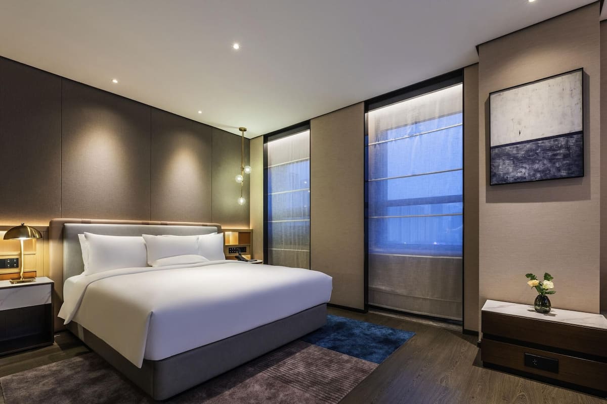 Cubrecamas, colchones con efecto memoria, escritorio y wifi gratis