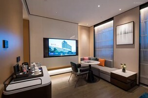 Cubrecamas, colchones con efecto memoria, escritorio y wifi gratis 