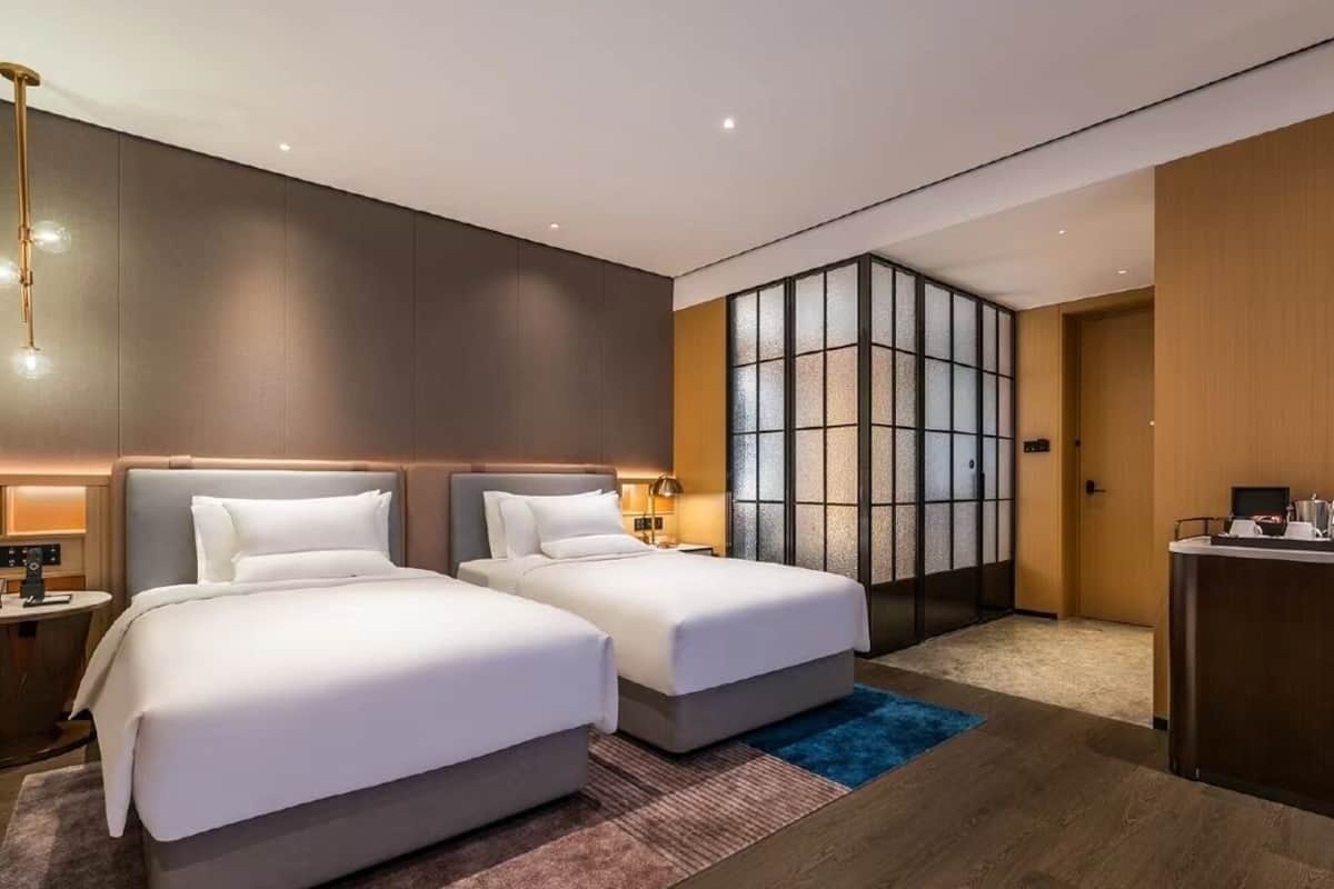 1 phòng ngủ, chăn bông, nệm cao su hoạt tính (memory foam), bàn