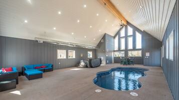 Sisäuima-allas, lämmitetty uima-allas