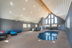 من حمّامات السباحة المغطاة، حمّام سباحة مُدفَّأ