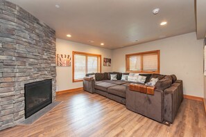 Smart-TV, peis, DVD-spiller og bøker