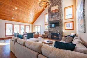 Una Smart TV, una chimenea, un reproductor de DVD, libros