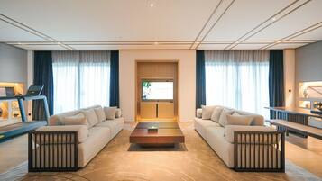 Una sala de estar moderna con un conjunto de sofá, una mesa de centro y una pantalla de televisión.