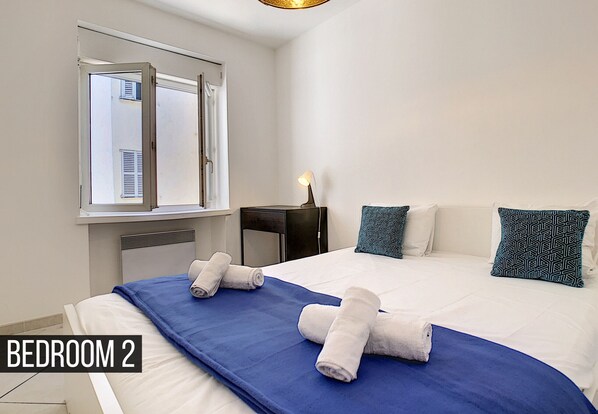 2 bedrooms, iron/ironing board, free Internet