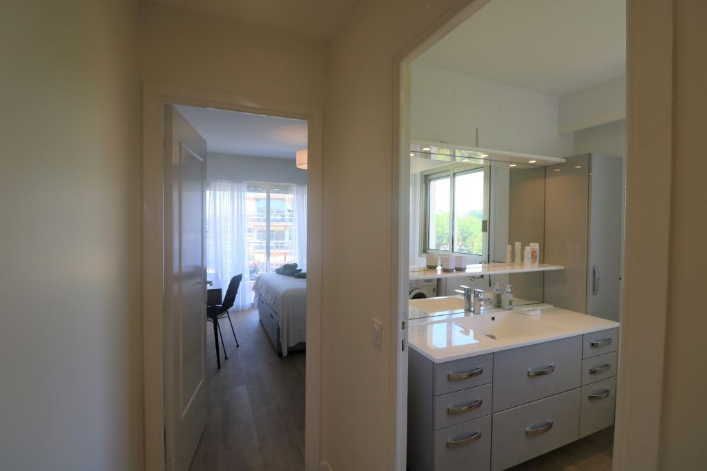 2 Schlafzimmer, Schreibtisch, Bügeleisen/Bügelbrett, Reisekinderbett