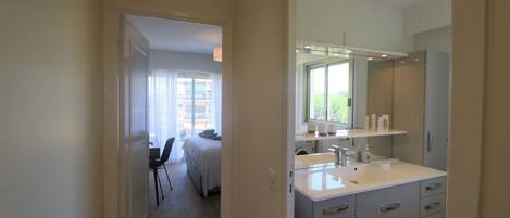 2 عدّة غرف نوم ومكتب ومكواة/لوح كي وسرير سفر