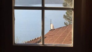 A window with a view of a lake and mountains. - Fewo für 6 Personen "200 Jahre Altes Pfarrhaus" (Ghiffa)