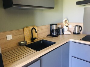 Réfrigérateur, four à micro-ondes, un four, surface de cuisson