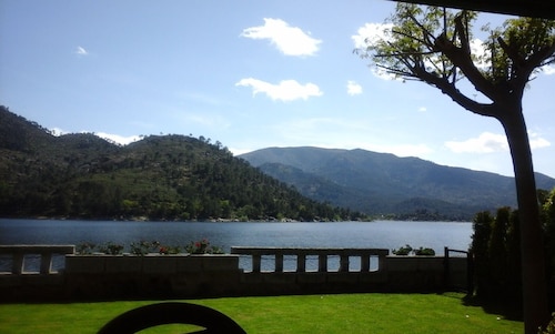 Casa con Magníficas Vistas y Acceso Privado al Embalse del Burguillo